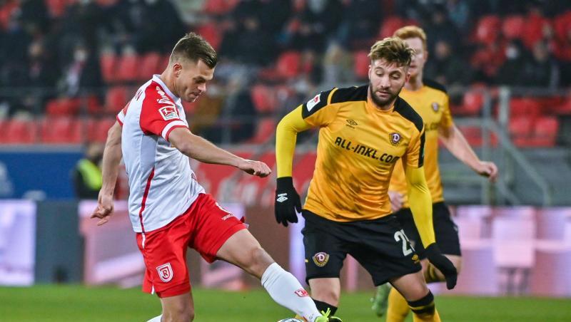 Benedikt Saller von Regensburg (l) kämpft mit Sebastian Mai von Dresden um den Ball.