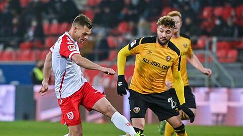 Benedikt Saller von Regensburg (l) kämpft mit Sebastian Mai von Dresden um den Ball.
