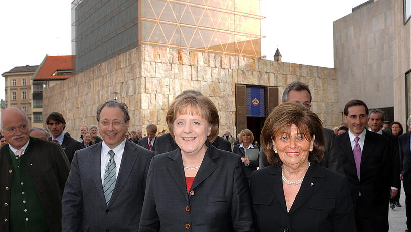 2008 besucht die damalige Kanzlerin Angela Merkel die Münchner Synagoge. Neben ihr: Charlotte Knobloch (r.) und Marian Offman. 2008 besucht die damalige Kanzlerin Angela Merkel die Münchner Synagoge. Neben ihr: Charlotte Knobloch (r.) und Marian Offman.