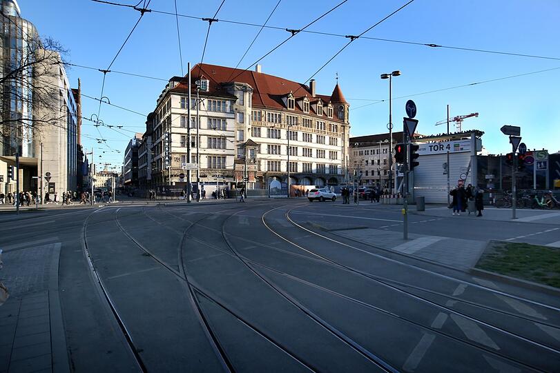Der alte Hertie (dann Karstadt, dann Galeria) wird gerade denkmalgerecht saniert - und steht leer.