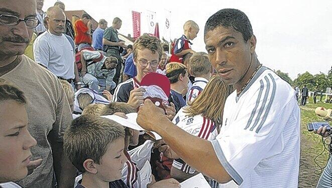 „Mit den Fans zusammenzuarbeiten, würde bestimmt richtig Spaß machen“, sagt Giovane Elber. Als Spieler war er Publikumsliebling. „Mit den Fans zusammenzuarbeiten, würde bestimmt richtig Spaß machen“, sagt Giovane Elber. Als Spieler war er Publikumsliebling.