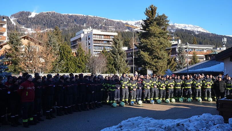 Viele Menschen kamen zusammen, um der Opfer der Brandkatastrophe zu gedenken.