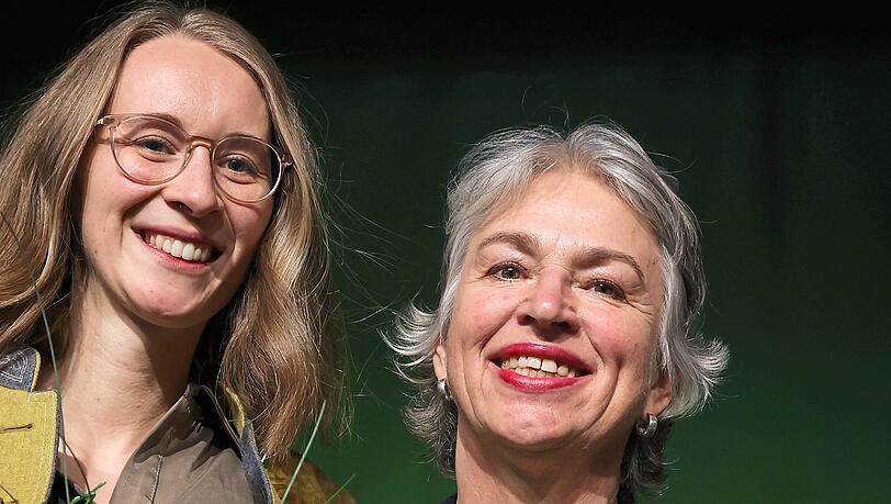 Eva Lettenbauer (links) und Gisela Sengl sind seit Januar 2024 das Gesicht der bayerischen Gr&uuml;nen. Zwei Frauen vom Land, die beweisen wollen, dass ihre Partei mehr ist als ein Stadtph&auml;nomen.