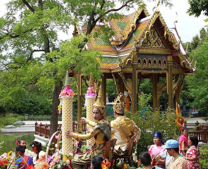 Bayerische Fahnen und buddhistische Mönche: Das Khao Pansa-Fest brachte asiatisches Flair in den Westpark.