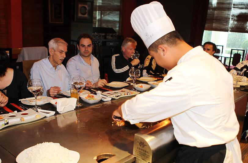 Show-Cooking: Die Löwen essen beim Japaner im Mannschaftshotel mit Fans zu Mittag.