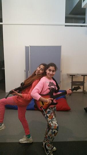 Das rockt! Das "Guitar Hero" Spiel für die Playstation begeistert auch Darin (10) und Nadin (11).