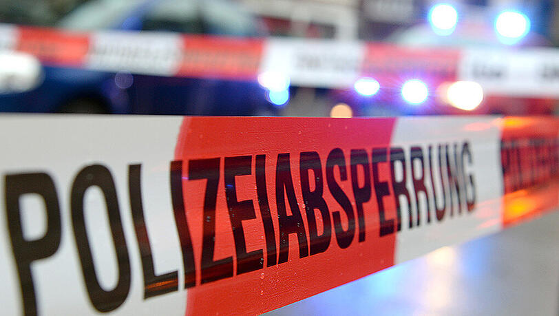 Der Verdächtige soll nach der Tat aus der Wohnung geflüchtet sein. Am Samstag wurde er von der Polizei gestellt. (Symbolbild) Der Verdächtige soll nach der Tat aus der Wohnung geflüchtet sein. Am Samstag wurde er von der Polizei gestellt. (Symbolbild)