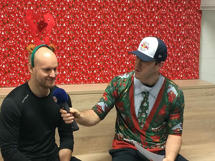 Der Weihnachts-Interviewer: Jason Jaffray (r.), Topstürmer des EHC Red Bull München, befragt Teamkollegen wie Tobias Wörle.