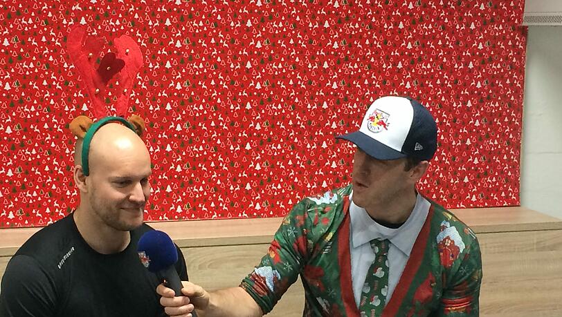 Der Weihnachts-Interviewer: Jason Jaffray (r.), Topstürmer des EHC Red Bull München, befragt Teamkollegen wie Tobias Wörle. Der Weihnachts-Interviewer: Jason Jaffray (r.), Topstürmer des EHC Red Bull München, befragt Teamkollegen wie Tobias Wörle.