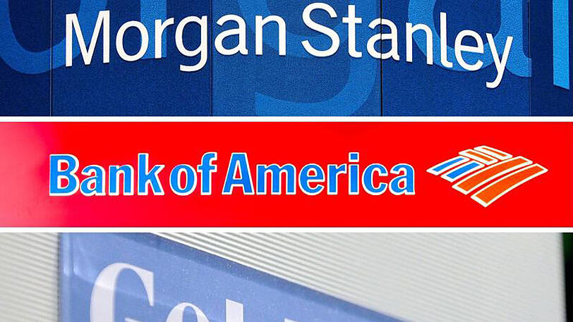 Die Logos der US-Investmentbanken Morgan Stanley, Bank of America und Goldman Sachs