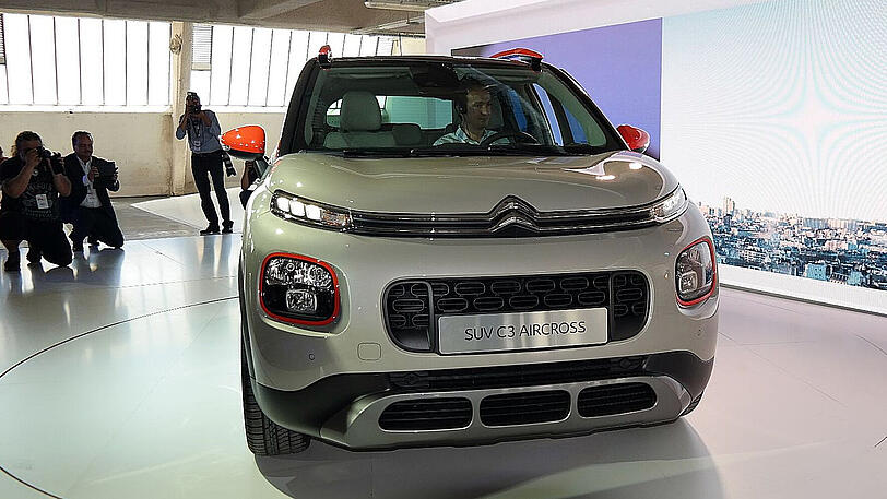 Breit gezogener Doppelwinkel, leicht rustikaler Unterfahrschutz: Die Front des C3 Aircross ist typisch Citroen.