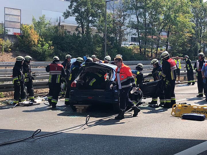 Der Pkw wurde komplett zerstört, sowohl die Fahrerin als auch der Fahrer erlitten schwere Verletzungen. Auch viele Insassen im Bus wurden verletzt. Die Bilder vom Unfallort auf der A73 bei Nürnberg.