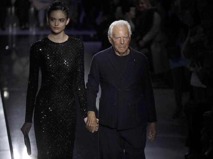 Giorgio Armani mit einem Model nach der Show für die Herbst-Winter-Saison 2019/2020 auf der Mailänder Modewoche.