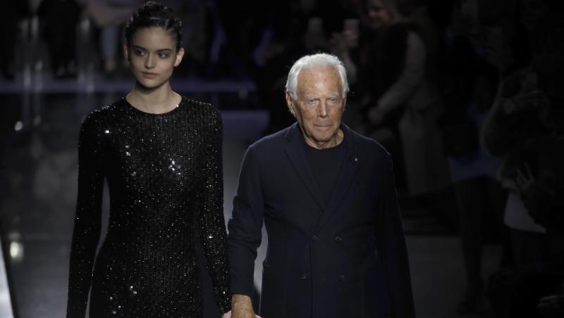 Giorgio Armani mit einem Model nach der Show für die Herbst-Winter-Saison 2019/2020 auf der Mailänder Modewoche. Giorgio Armani mit einem Model nach der Show für die Herbst-Winter-Saison 2019/2020 auf der Mailänder Modewoche.