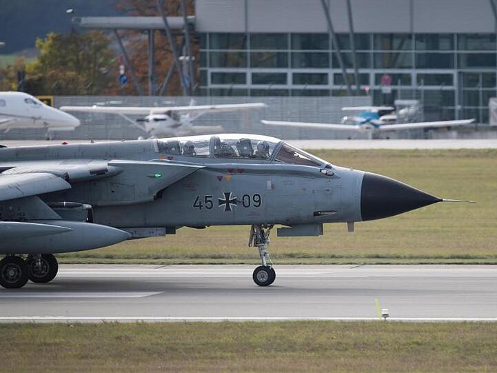 Ein Tornado-Kampfflugzeug landet auf dem Fliegerhorst in Rostock-Laage.