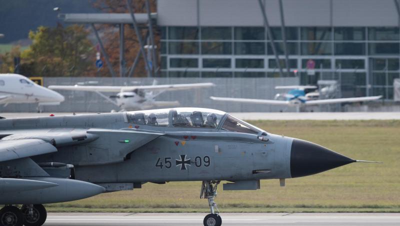 Ein Tornado-Kampfflugzeug landet auf dem Fliegerhorst in Rostock-Laage. Ein Tornado-Kampfflugzeug landet auf dem Fliegerhorst in Rostock-Laage.