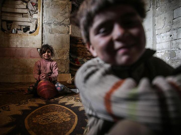 Ein zaghaftes Lächeln: Die Familien dieser syrischen Kinder wurden durch Bombardierungen aus der Stadt Maarat al-Numan vertrieben.