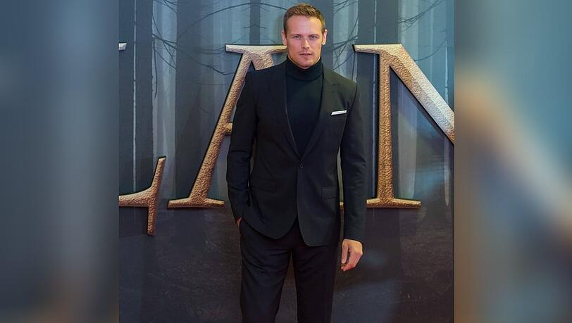 Sam Heughan posierte bei der "Outlander"-Premiere allein für die Fotografen.