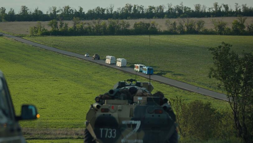 Busse mit ukrainischen Soldaten, die aus dem belagerten Stahlwerk Azovstal in Mariupol evakuiert wurden, fahren in Begleitung russischer Militärfahrzeuge zu einem Gefängnis in der "Volksrepublik" Donezk.