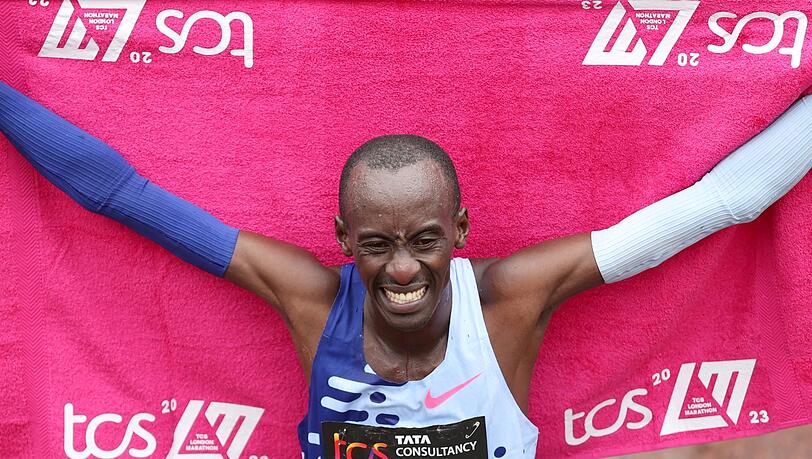 Kelvin Kiptum aus Kenia jubelt. In Chicago hat er einen neuen Marathon-Weltrekord aufgestellt.