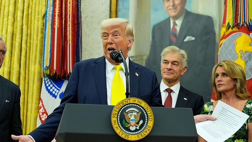 "Wenn nun aus irgendeinem Grund eine der beiden Parteien es sehr schwierig macht, werden wir einfach sagen: Ihr seid dumm", sagt Trump über den Stand der Vermittlungen im Ukraine-Krieg.