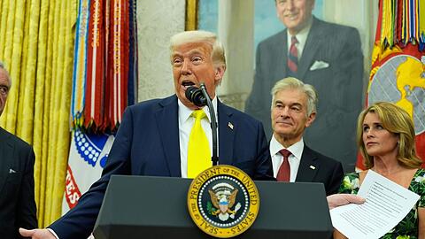 "Wenn nun aus irgendeinem Grund eine der beiden Parteien es sehr schwierig macht, werden wir einfach sagen: Ihr seid dumm", sagt Trump über den Stand der Vermittlungen im Ukraine-Krieg.