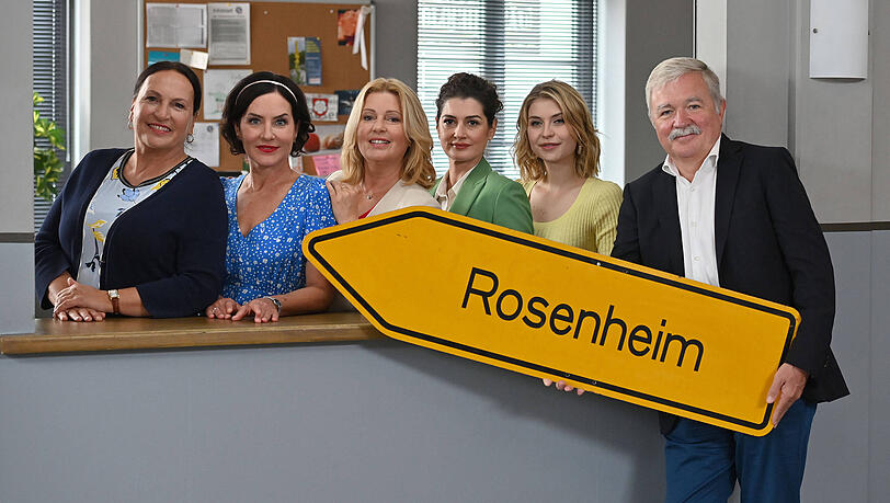 Ursula Maria Burkhart (l.) an der Seite einiger ihrer "Rosenheim-Cops"-Kollegen. Ursula Maria Burkhart (l.) an der Seite einiger ihrer "Rosenheim-Cops"-Kollegen.