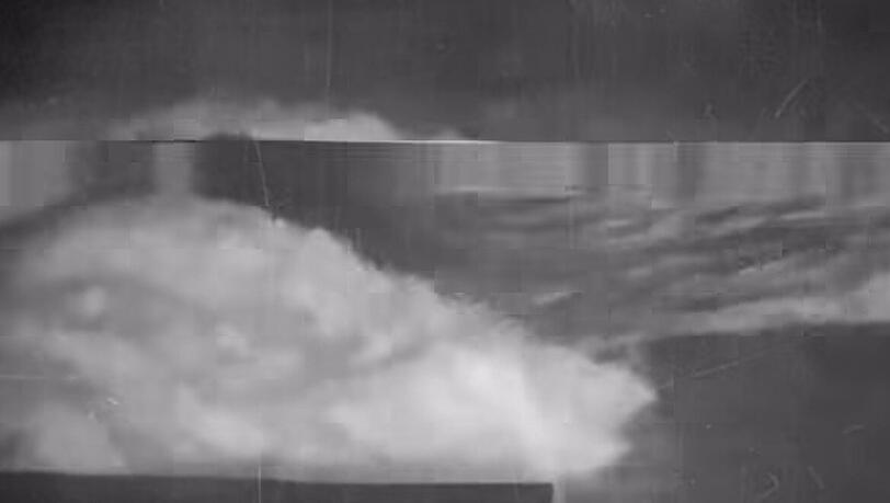 Die Surfer erzeugen die Welle durch eine selbst gebaute Holzkonstruktion. Sie ist fast so breit wie der Eisbach. Die Surfer erzeugen die Welle durch eine selbst gebaute Holzkonstruktion. Sie ist fast so breit wie der Eisbach.