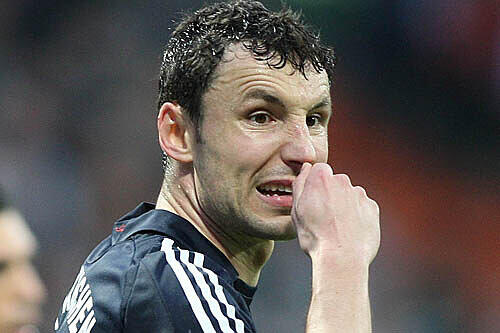 Handicap großer Zeh: Bayern-Kapitän Mark van Bommel wird länger ausfallen als angenommen.
