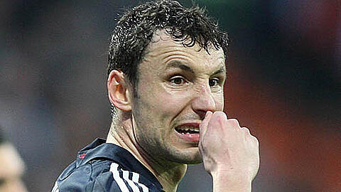 Handicap großer Zeh: Bayern-Kapitän Mark van Bommel wird länger ausfallen als angenommen.