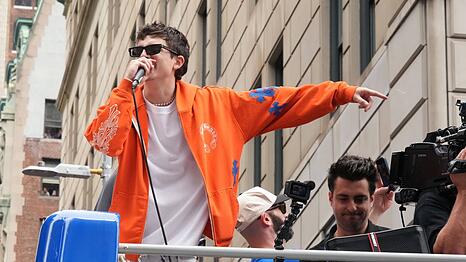 Timoth&eacute;e Chalamet auf einem der Wagen bei der Parade.