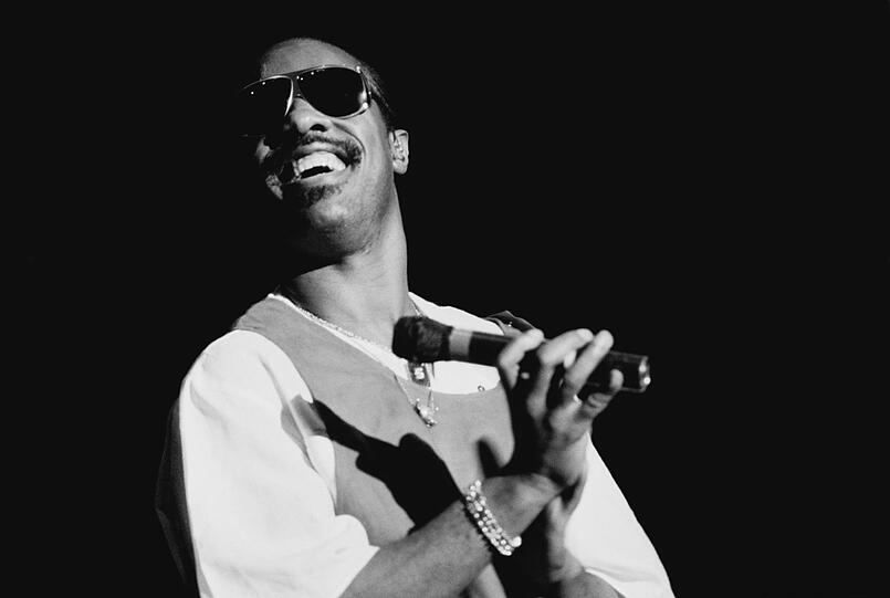 Stevie Wonder erblindete schon kurz nach seiner Geburt, ließ sich dadurch aber nicht davon abhalten, einer der erfolgreichsten Musiker des 20. Jahrhunderts zu werden. Stevie Wonder erblindete schon kurz nach seiner Geburt, ließ sich dadurch aber nicht davon abhalten, einer der erfolgreichsten Musiker des 20. Jahrhunderts zu werden.