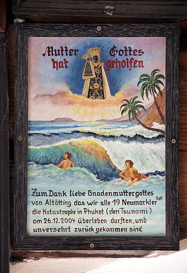 Im Kreuzgang der Gnadenkapelle. Eines von rund 2000 Votivbildern, die im Rundgang um die Gnadenkapelle aufgehängt sind.