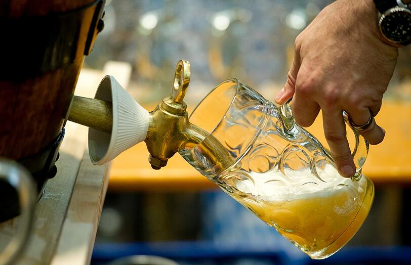 Kaum gezapft, wird auch dieser Liter Bier den durstigen Rachen eines Wiesn-Besuchers herunterrinnen.