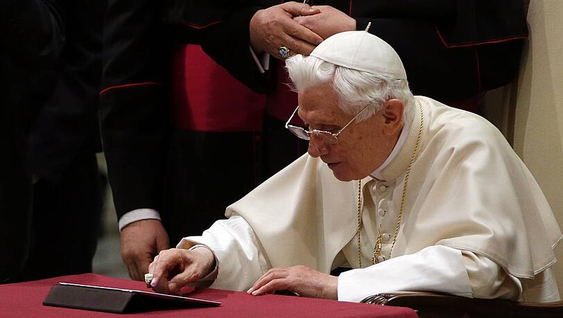 „Wo muss ich drücken? Ah, da!“ Der Tweet von Papst Benedikt war schon vorgeschrieben, er musste nur noch auf „senden“ tippen. „Wo muss ich drücken? Ah, da!“ Der Tweet von Papst Benedikt war schon vorgeschrieben, er musste nur noch auf „senden“ tippen.