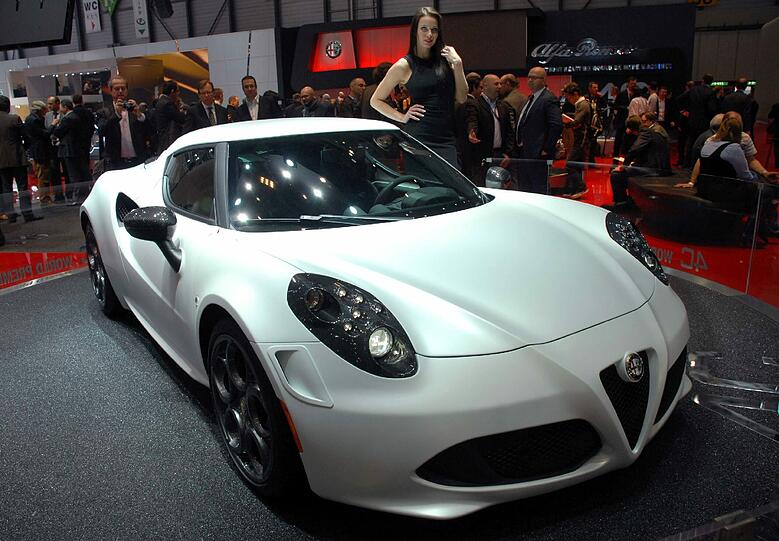 Ein zweisitziges Coupé aus Italien: Alfa Romeo präsentiert den 4C mit 177 kW/240 PS. Topspeed: mehr als 250 km/h.   
Foto: Christoph Walter