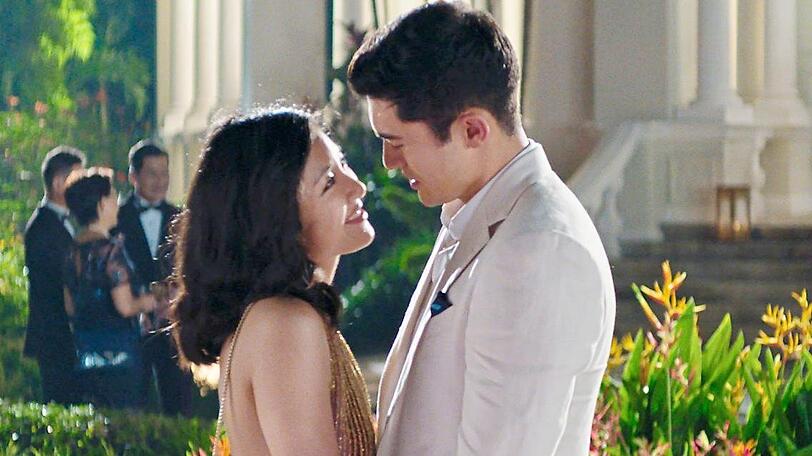 Rachel (Constance Wu) und Nick (Henry Golding) lieben sich, doch Nick ist unfassbar reich.