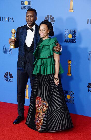 Flop: Amatus Sami-Karim begleitet in einer sehr ausgefallenen Robe ihren Ehemann Mahershala Ali zu den Golden Globes. Gewöhnungsbedürftig!
