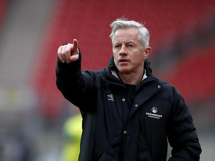 Nürnberger Trainer Jens Keller gestikuliert am Spielfeldrand. Foto: Daniel Karmann/dpa/Archivbild