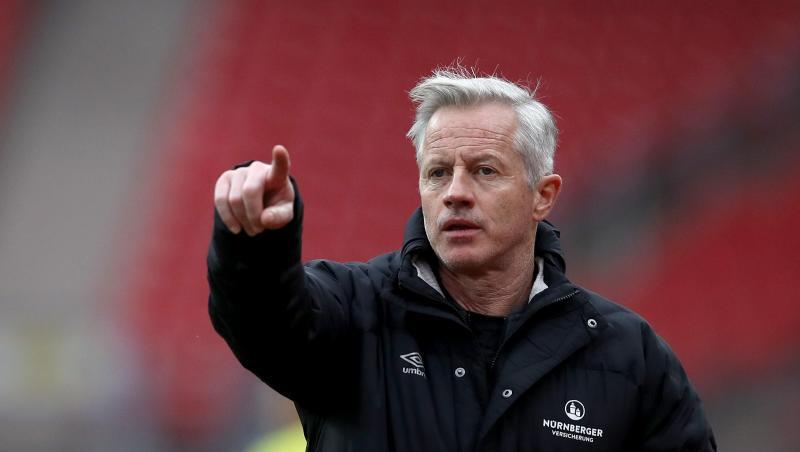 Nürnberger Trainer Jens Keller gestikuliert am Spielfeldrand. Foto: Daniel Karmann/dpa/Archivbild