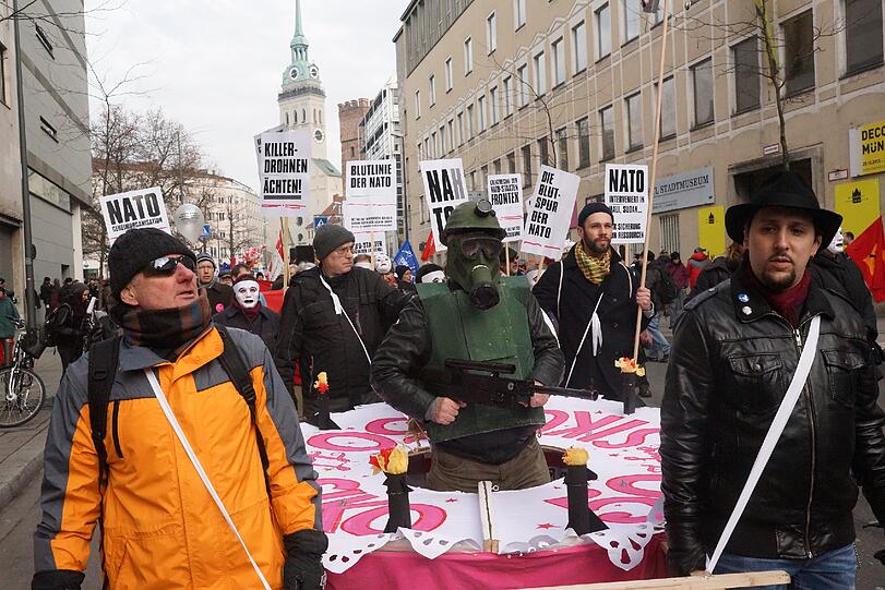 Rund 2500 Demonstranten protestieren gegen die Münchner Sicherheitskonferenz.