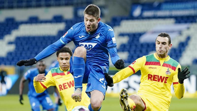 Kölns Ismail Jakobs (l-r), Hoffenheims Andrej Kramaric und Kölns Ellyes Skhiri kämpfen um den Ball.
