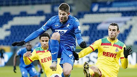 Kölns Ismail Jakobs (l-r), Hoffenheims Andrej Kramaric und Kölns Ellyes Skhiri kämpfen um den Ball.