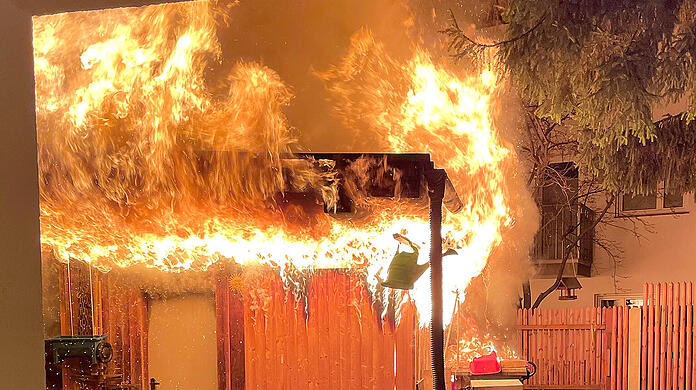 Die Gartenhütte stand beim Eintreffen der Feuerwehr komplett in Flammen.