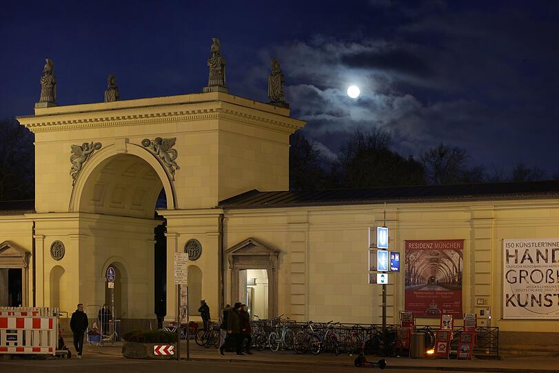 Vollmond hinterm Hofgartentor – schick! Nur Baustellenschilder stören.