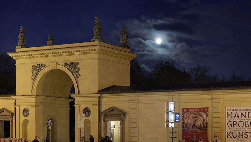 Vollmond hinterm Hofgartentor – schick! Nur Baustellenschilder stören. Vollmond hinterm Hofgartentor – schick! Nur Baustellenschilder stören.