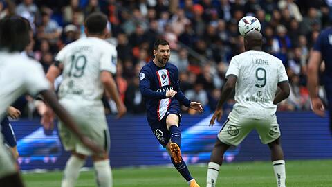 Lionel Messi (M) wurde von Paris Saint-Germain für zwei Spiele suspendiert.
