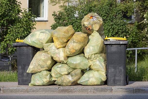 In anderen St&auml;dten ein gewohntes Bild: Gelbe S&auml;cke, Gelbe Tonnen.
