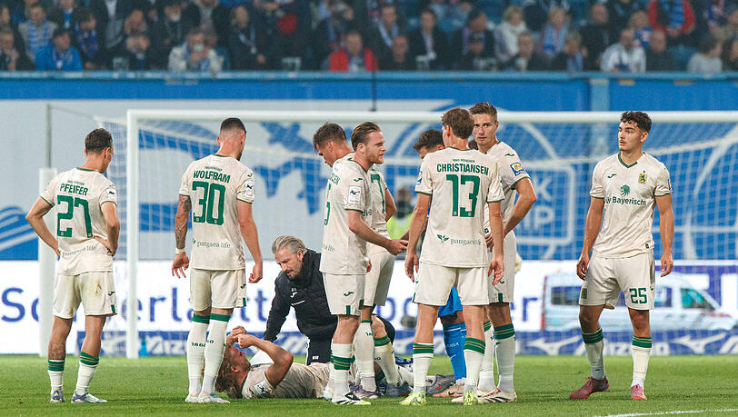 Schockmoment für die Löwen: Kapitän Jesper Verlaat liegt verletzt am Boden, muss nach 38 Minuten vom Feld.