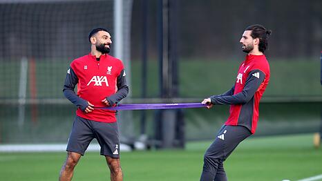 Bayern-Sportvorstand Max Eberl hat Spekulationen &uuml;ber eine m&ouml;gliche Verpflichtung von St&uuml;rmerstar Mohamed Salah (l) vom FC Liverpool zur&uuml;ckgewiesen.